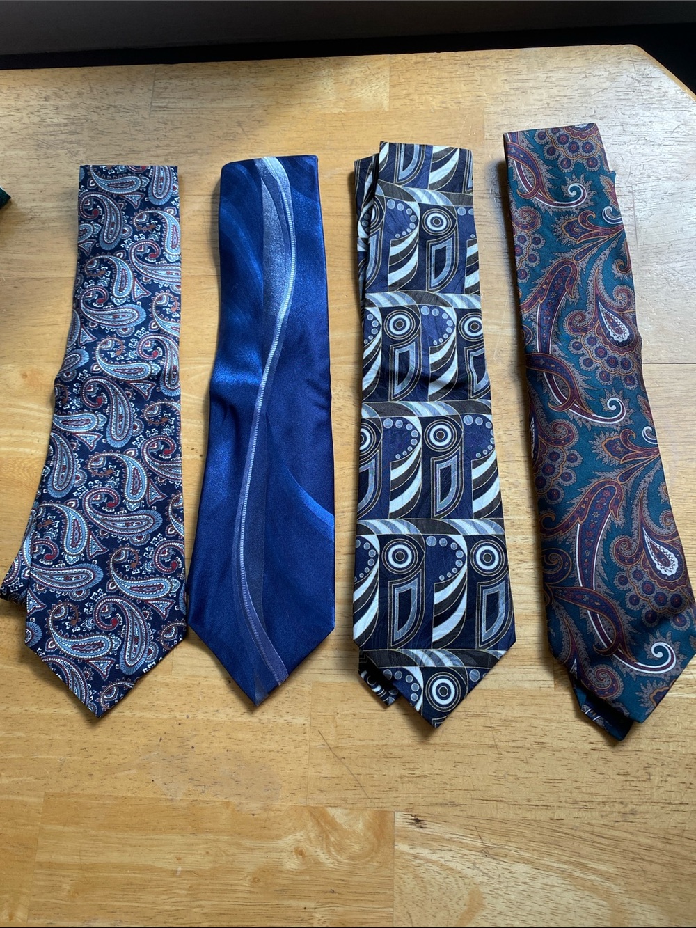 ! 4 Set tie different brands good condition